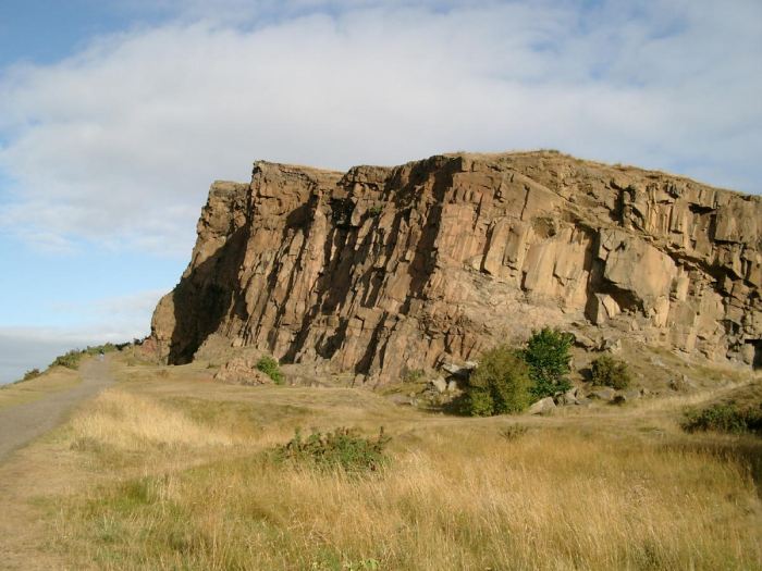 cliffs_in_front_of_arthurs_seat_big.jpg