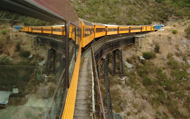 the_taieri_gorge_train_heading_for_dunedin_from_po_4f39f7fa64.jpg