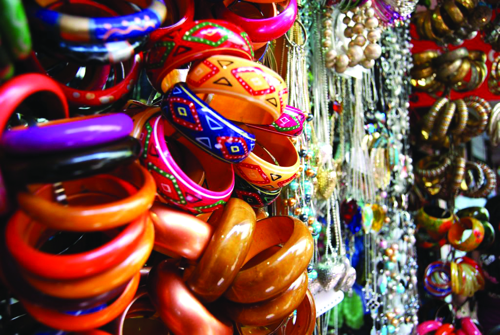 Street-shopping--Colaba-Causeway1.jpg