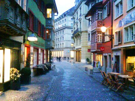 01-zuerich-hotels-old-town-shopping-narrow-streets-nice-shops.jpg