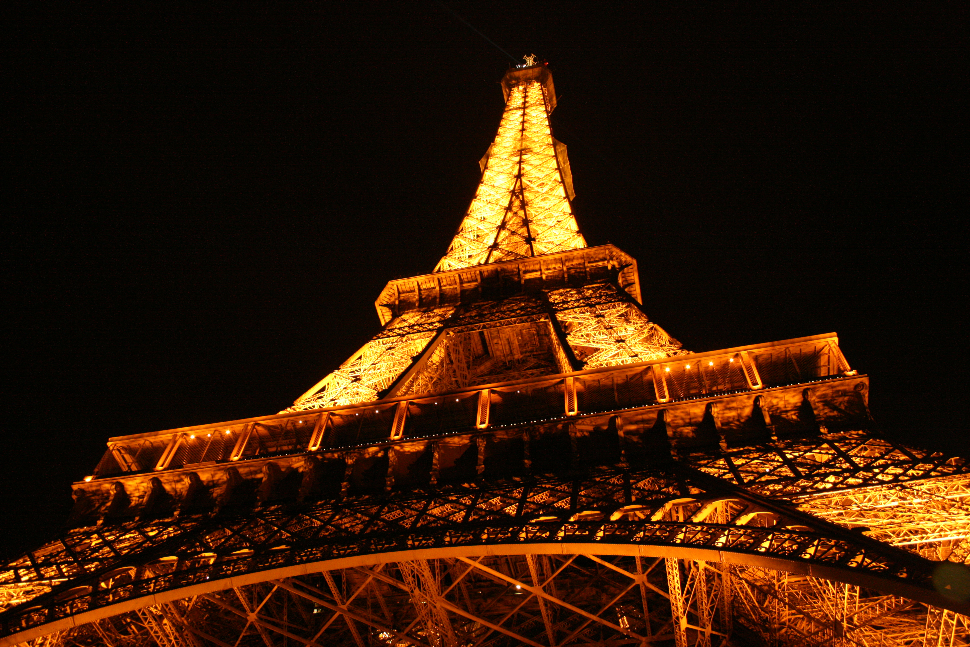 Eiffel_tower_from_bottom_by_night-Paris.jpg