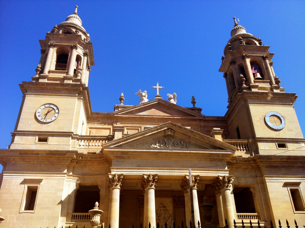 Fachada_catedral_pamplona_restaurada.jpg