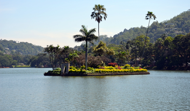 Kandy-Lake.jpg