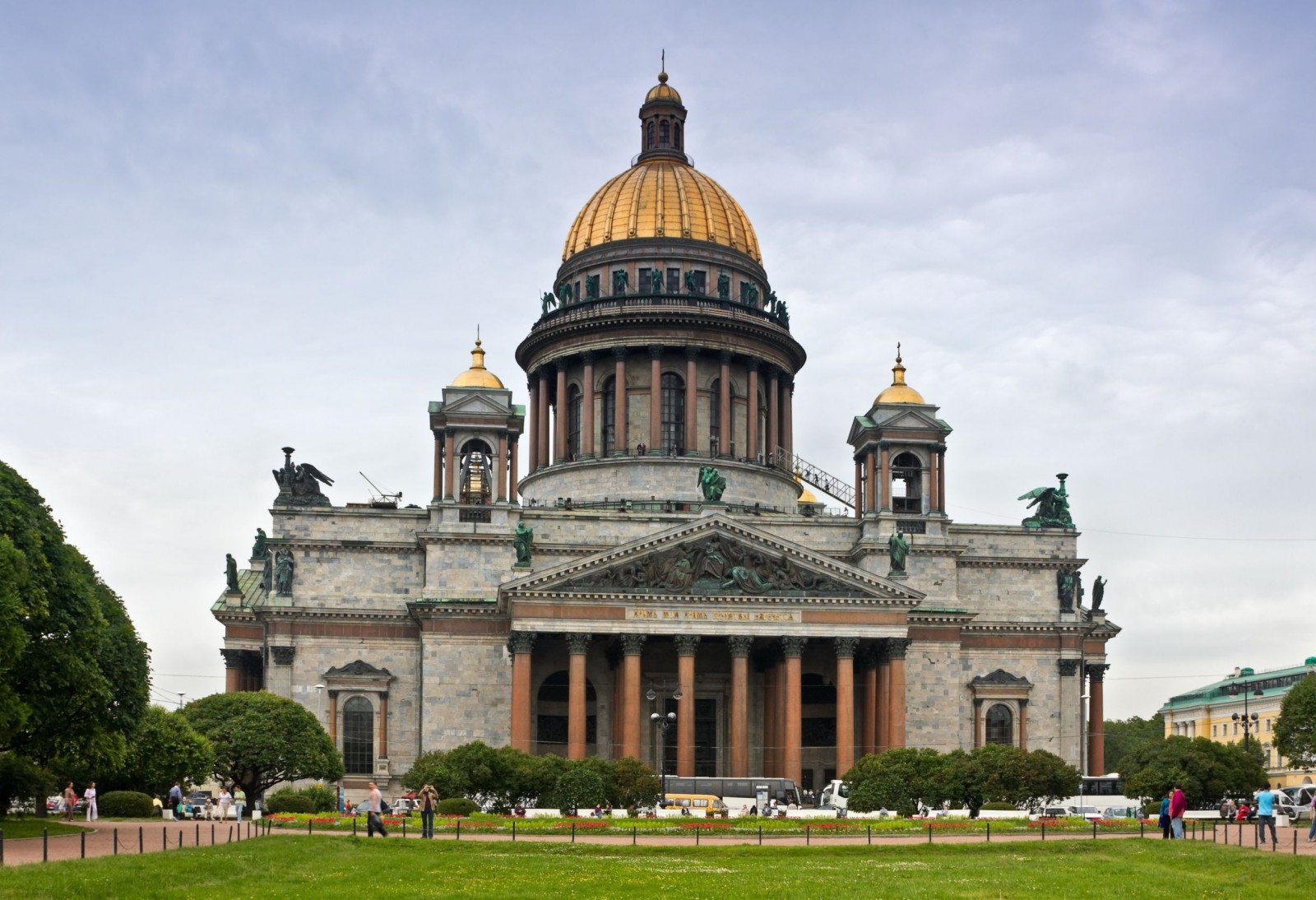 saint-isaac-cathedral-in-st-petersburg.jpg