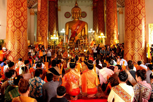 LaosY-people-holding.jpg